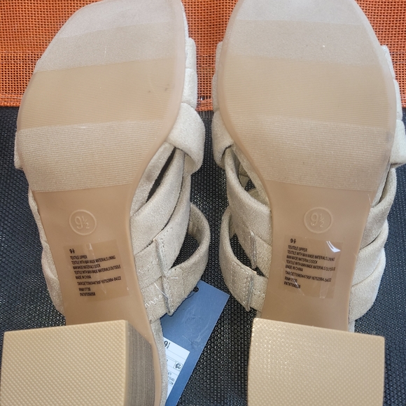 Women's Andy Mule Heels - UniversalThread™ Color Tan Size 9.5. NWT - Picture 3 of 4